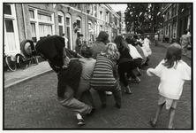 108018 Afbeelding van de wedstrijd touwtrekken tijdens het jaarlijkse buurtfeest in de Takstraat en de Bladstraat te Utrecht.